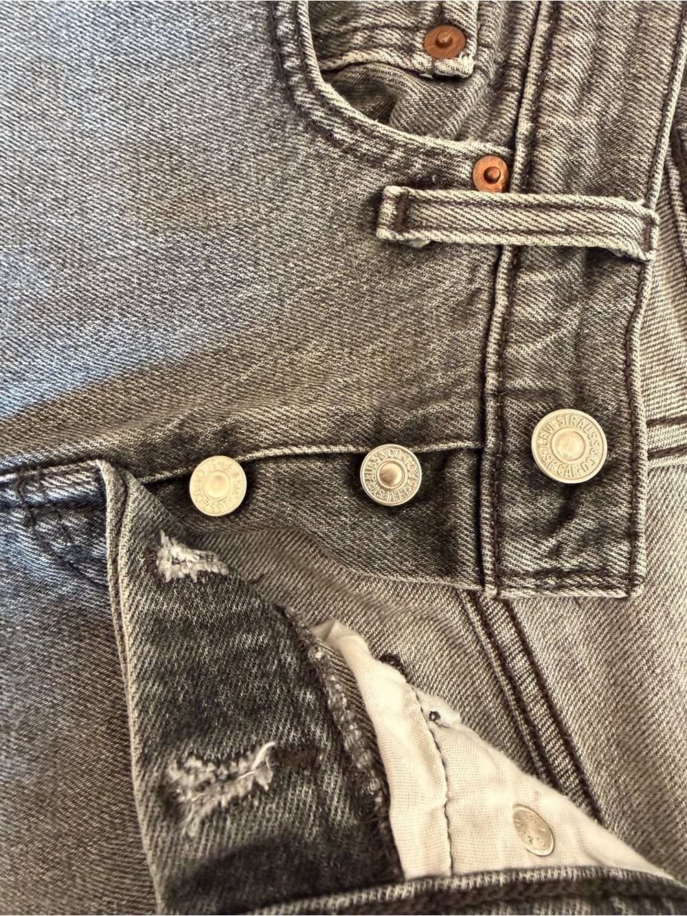 Levi’s 501 T Tapered Gray Washed Raw Hem Jeans Women’s 28 Cropped Distressed